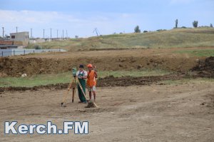 В Керчи на территории будущего дома для переселенцев работают геодезисты