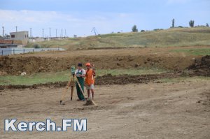 Новости » Общество: В Керчи на территории будущего дома для переселенцев работают геодезисты