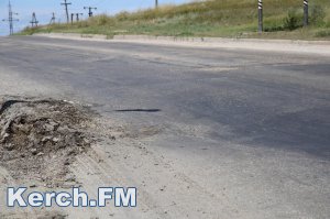 В Керчи на Куль-Обинском шоссе образовались две огромные впадины