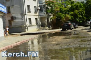 На перекрестке улиц Козлова-Советская в Керчи - порыв водовода