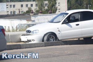 В Керчи автомобиль снова чуть не вылетел с Горьковского моста