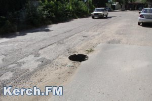 Новости » Общество: Открытые люки угрожают безопасности керчан в разных районах города