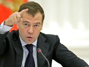 Медведев предложил Аксенову «сесть за руль» и проверить качество дорог в Крыму