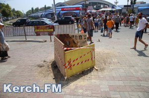 Новости » Общество: В Керчи на автовокзале разрушен тротуар из-за аварии электрокабеля