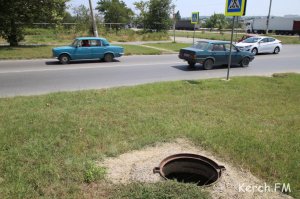 Ты репортер: Керчанка по улице Ворошилова насчитала семь открытых люков