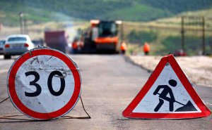 Новости » Общество: В пятницу обещают начать ремонт еще на четырех автодорогах Крыма