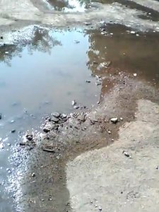 Новости » Общество: В Керчи жители Мирошника несколько лет страдают от утечки канализации