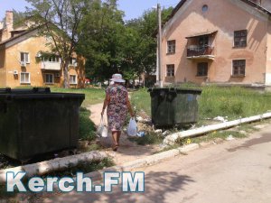 Новости » Общество: В Керчи в одном из дворов невозможно пройти из-за мусора, - керчанка