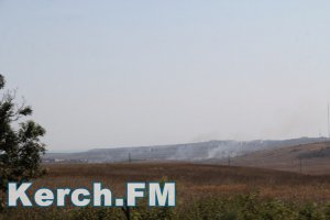 Новости » Общество: В Керчи в районе «Солнечного» горит степь