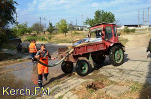 Новости » Коммуналка: Водоканал Керчи устраняет порыв водовода по Индустриальному шоссе