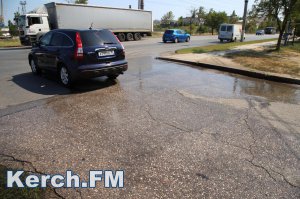 Новости » Коммуналка: В Керчи питьевая вода стекает в ливневку