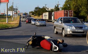 В Керчи на дороге с фурами сбили мопедиста