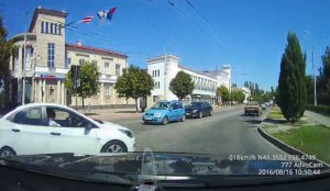 В Керчи из-за незнания ПДД водителем «Hyundai», чуть не произошла авария