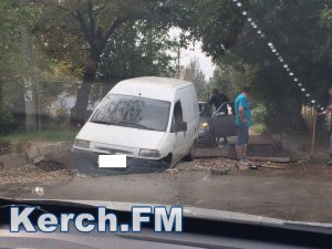 Новости » Криминал и ЧП: В Керчи машина провалилась в огромную яму, которую оставили рабочие