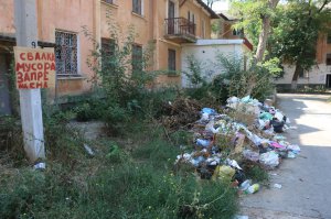 Новости » Общество: Район Керчи утопает в мусоре, в том числе, из-за людей, - Подлипенцев