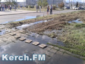 Новости » Общество: В Керчи возле морского училища течет канализация