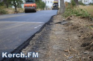 Новости » Общество: В Керчи асфальтируют дорогу по улице Архиепископа Луки Войно-Ясенецкого