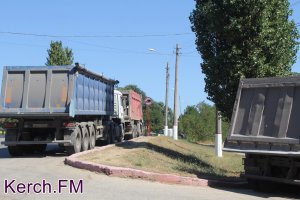 Новости » Общество: В Керчи на аварийном Аршинцевском мосту грузовики устроили стоянку