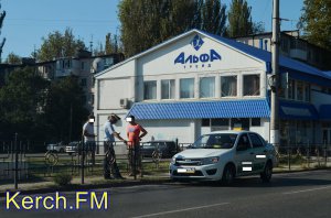 В Керчи автомобиль такси помял забор