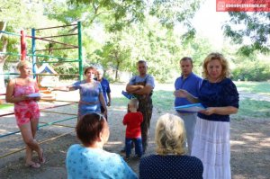 Новости » Общество: Керчанам приходится ездить по бездорожью из-за изношенного коллектора