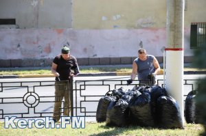 Новости » Общество: В Керчи люди красят ограждения с риском для жизни