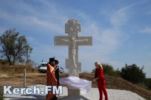 Новости » Общество: На въезде в Керчь установили Поклонный крест