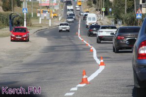 Новости » Общество: В Керчи наносят дорожную разметку по шоссе Героев Сталинграда
