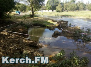 Новости » Общество: В Керчи целый дом живет неделю без воды