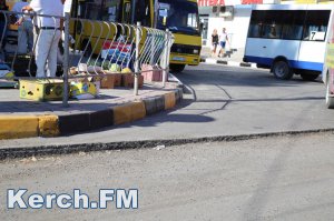 Новости » Общество: В Керчи на автовокзале сняли асфальт