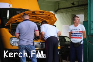 Новости » Общество: В Керчи в автобусном парке сотрудники ГИБДД проверяют маршрутки