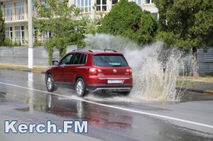 Новости » Коммуналка » Общество: В Керчи на Адмиралтейском проезде - порыв водовода