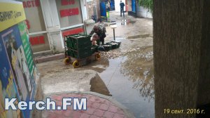 Ты репортер: В Керчи грузчик «помыл» рыбу в луже (фото)