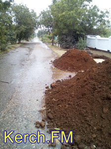 Новости » Коммуналка: В Керчи на улице Зябрева -  порыв водовода