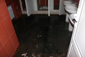 Новости » Общество: В Керчи затопило канализацией помещение, которые выделили для общества инвалидов
