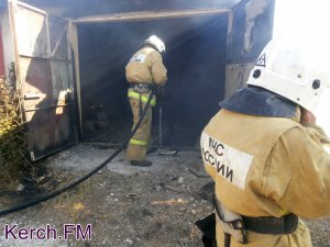 Новости » Криминал и ЧП: В Керчи горел автомобильный гараж