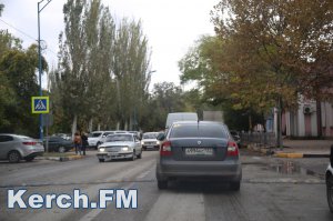 Новости » Общество: В Керчи напротив торгового порта пропала часть «лежачего полицейского»