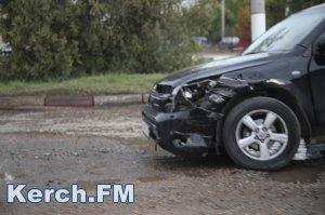 Новости » Криминал и ЧП: В Керчи на автовокзале столкнулись «Toyota» и фура