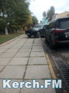 Новости » Общество: В центре Керчи иномарка припарковалась на  тротуаре (фото)