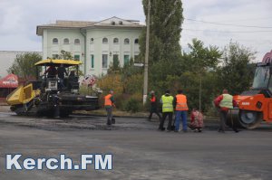 Новости » Общество: В Керчи заканчивают  асфальтировать Куль-Обинское шоссе
