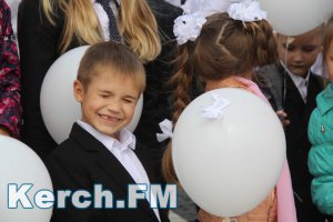 Новости » Общество: В Керчи школьники в рамках «Дня без выстрела» запустили в небо шарики