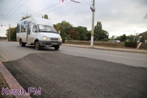 Новости » Общество: В Керчи просел асфальт на дороге в центре города