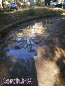 Новости » Коммуналка: В Керчи вдоль жилых домов течет канализация
