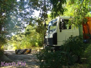 Новости » Общество: В Керчи в районе оползневой зоны грузовики устроили отстойник