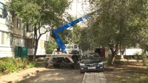 В Керчи демонтировали аварийный столб освещения у детской площадки