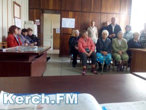 В Керчи мобильная бригада встретилась с пенсионерами