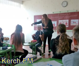 Новости » Общество: В Керченской школе №24 учили ребят оказывать первую медицинскую помощь