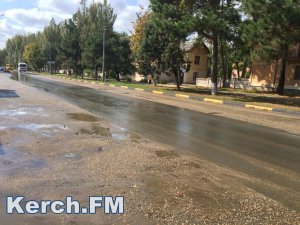 Новости » Коммуналка: В Керчи питьевая вода течет по улице Орджоникидзе