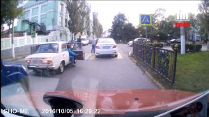 В Керчи на пешеходном переходе иномарка толкнула  девушку (видео)