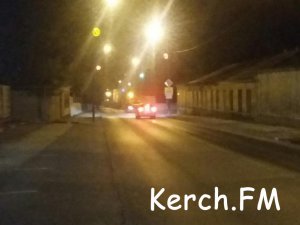 Новости » Общество: В Керчи ночью спецтехника моет дороги