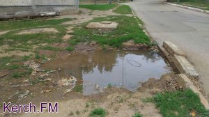 Новости » Общество: В Керчи питьевая вода затопила детскую площадку